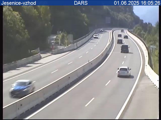 Trenutna slika s cestne kamere Slovenski Javornik – pogled na avtocesto A2 pri izvozu Jesenice-vzhod