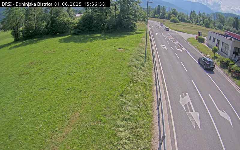 Trenutna slika s cestne kamere Bohinjska Bistrica – pogled na glavno cesto proti Bohinjskemu jezeru ob oblačnem vremenu