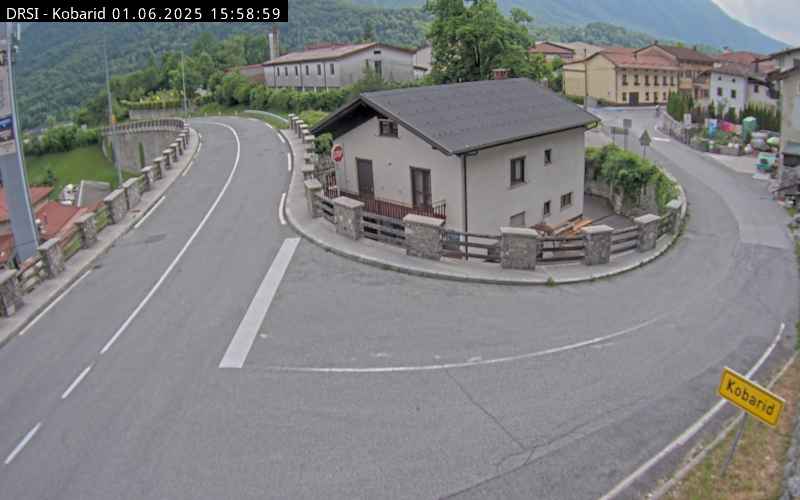 Trenutna slika s cestne kamere Kobarid – pogled na cesto skozi Soško dolino v smeri proti Bovcu