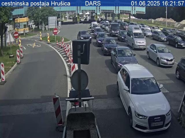 Trenutni pogled s cestne kamere Hrušica – preverite razmere pred predorom Karavanke in cestninsko postajo na avtocesti A2.
